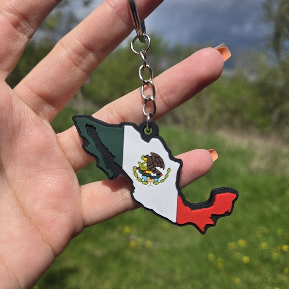 Keychains From Around The World - Picture 4 of 11